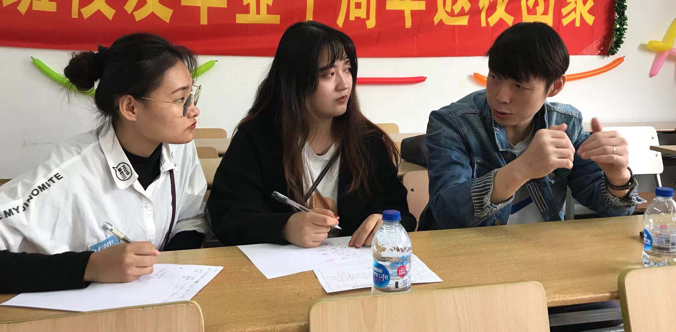 河南电视台记者采访新联学院红色青年筑梦之旅扶贫攻坚队