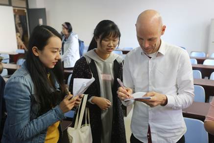 说明:E:\1、上海工程技术大学\2、系部事务\服装学院 中央圣马丁讲座\3.jpg